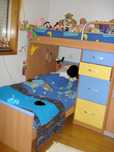 Cama beliche com gavetas e guarda roupa