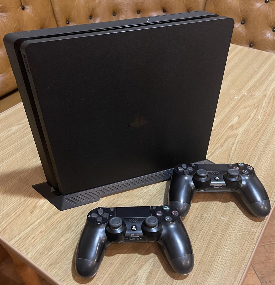 Продам play station 4 slim 1 tb