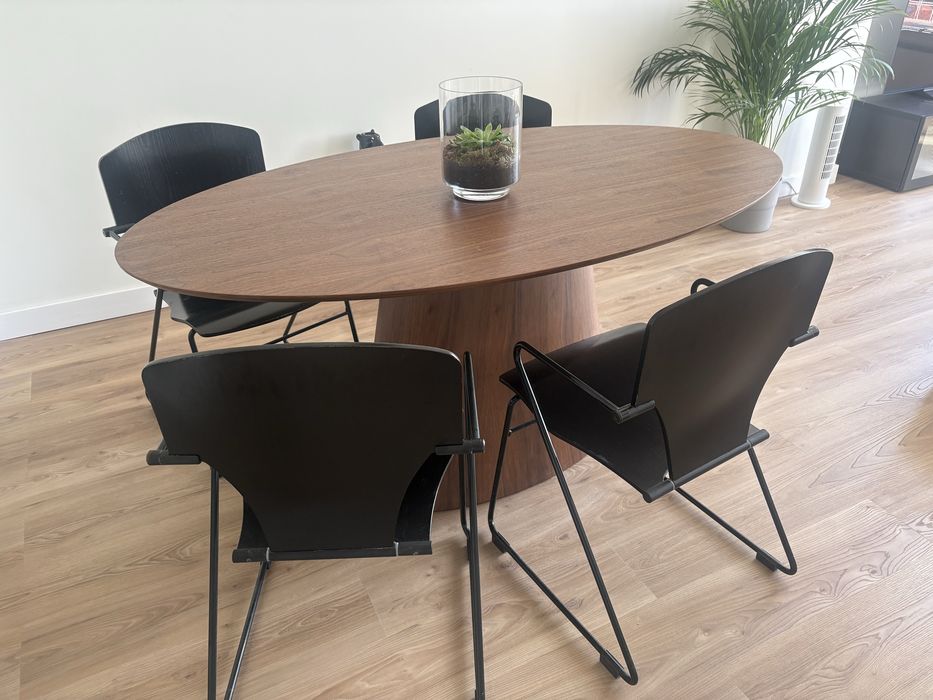 Conjunto de 4 cadeiras da coleção Egoa 300 projetadas por Josep Mora