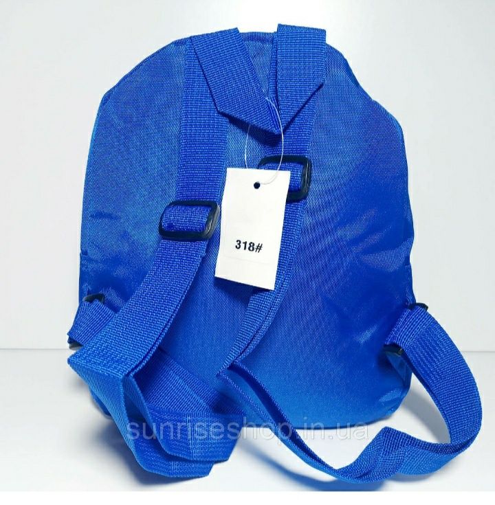 Стильний маленький рюкзак виконан з щільного текстилю з принтом.