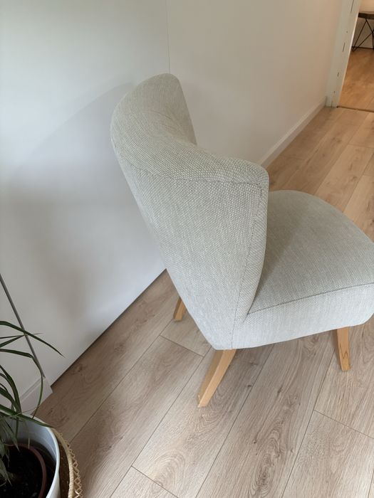 Beżowy kremowy fotel muszelka włoska tkanina Persempra