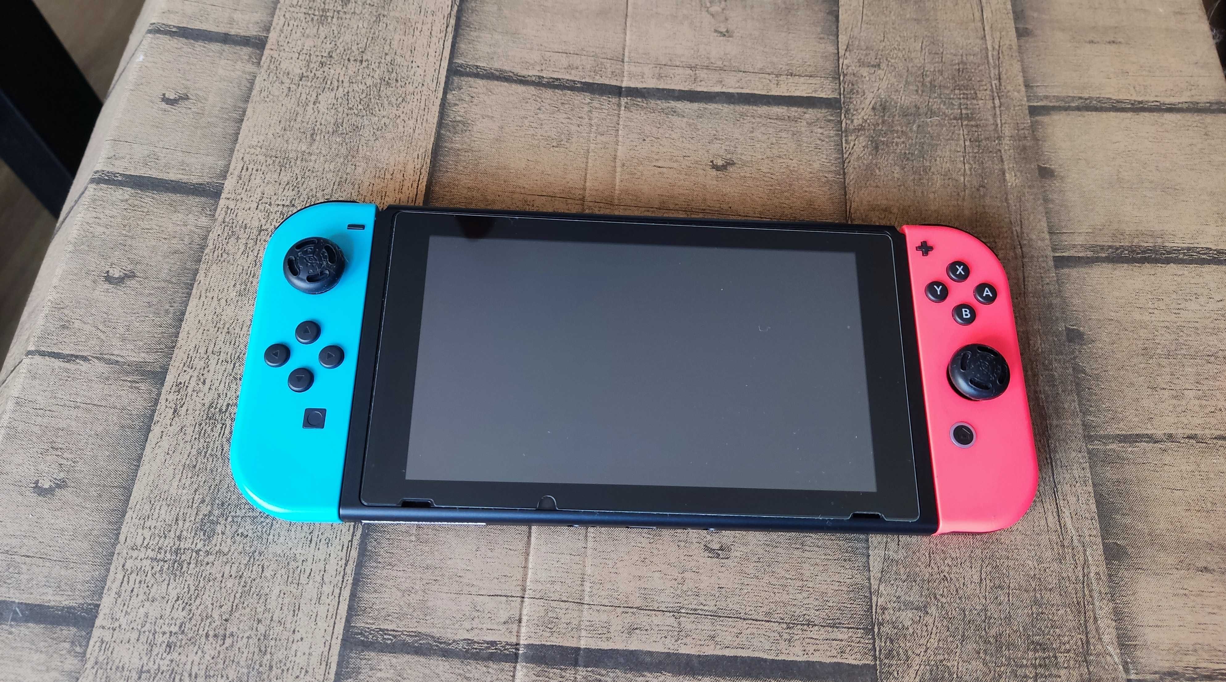 Konsola NINTENDO Switch + Joy-Con Niebiesko-czerwony V2 używana
