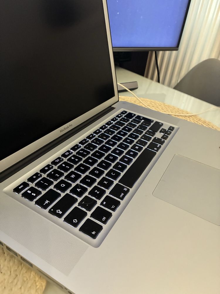 Macbook pro 15 cali intel core i7 8 gb ramu 480 gb pamieci