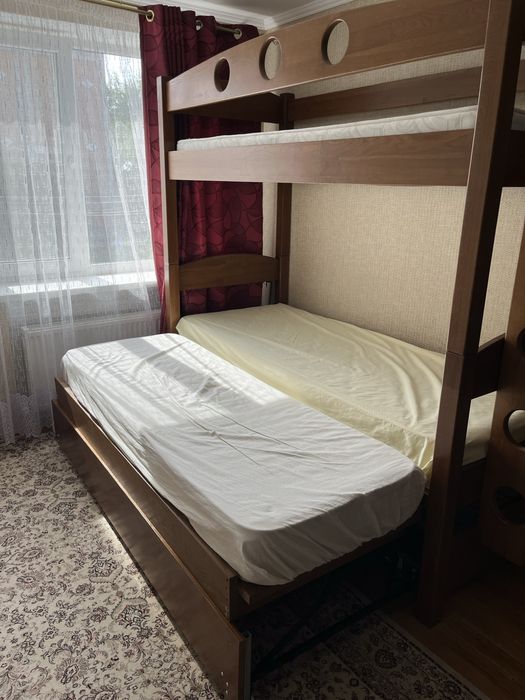 ТЕРМІНОВО продам двоярусне ліжко з дуба,яке має додаткове третє сп. л.