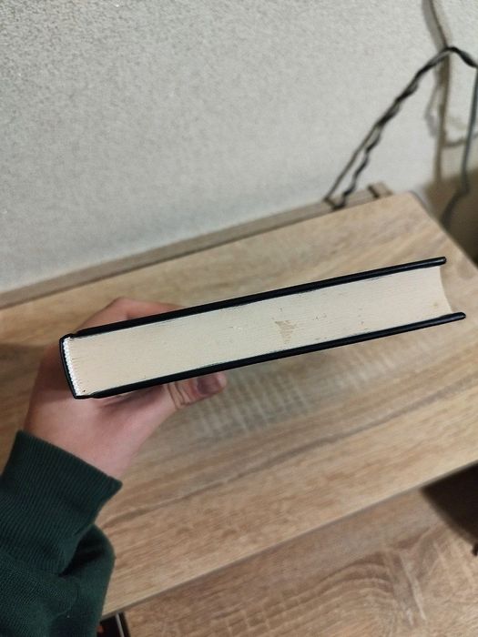 "Кому може довіритися Кара Вінтер" книга 2 серії Корнуольський коледж