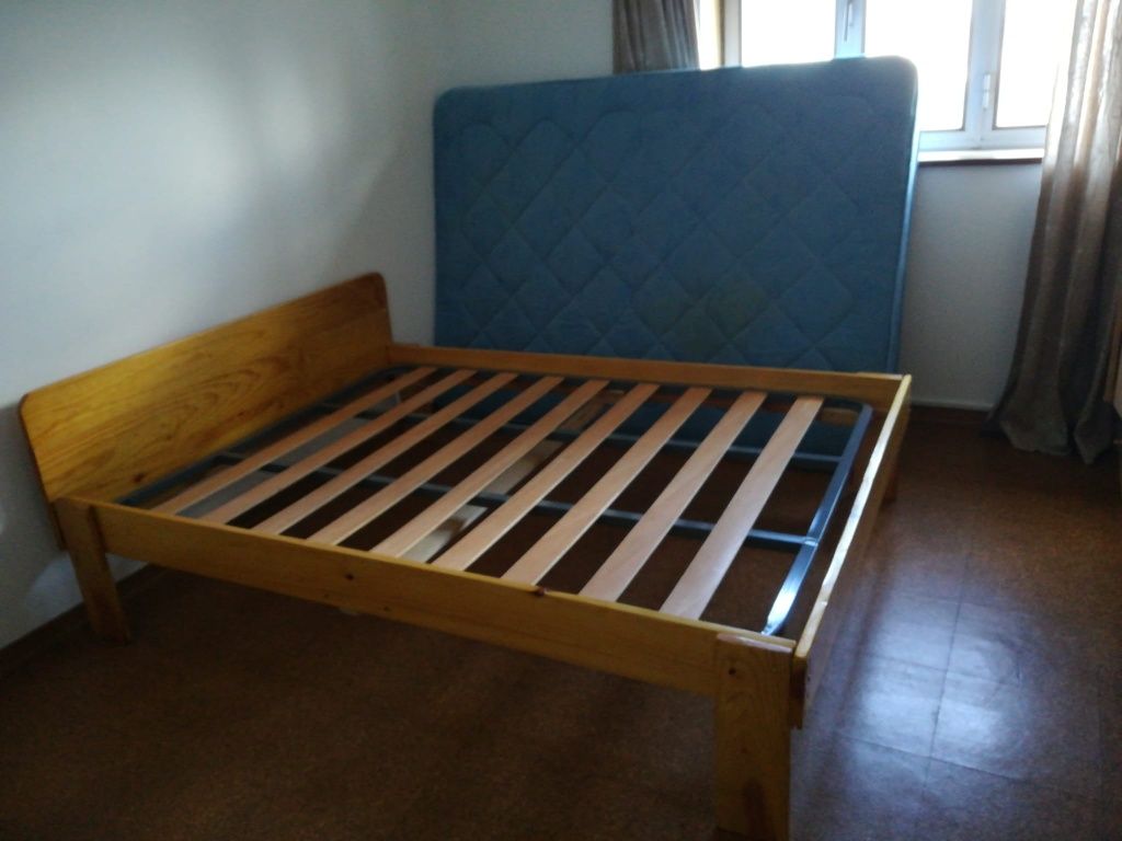 Cama casal+mezinhas cabeceira(Pinho)+Estrado Ripas + colchão