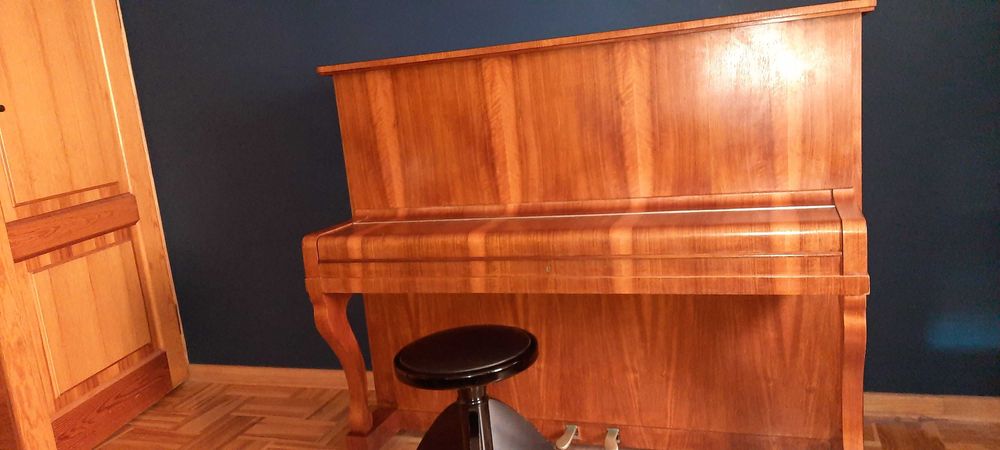 Pianino LEGNICA z taboretem