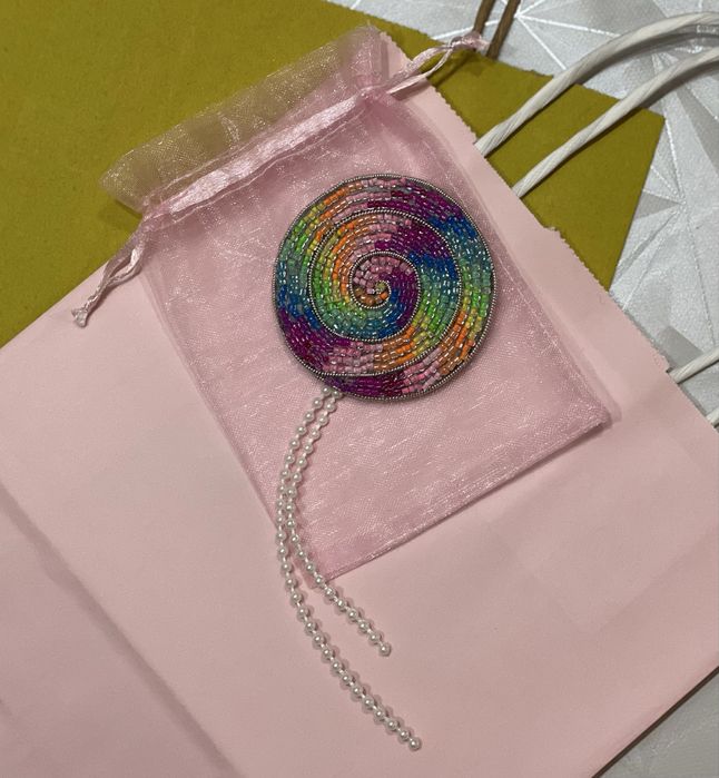 Подарунок. Прикраса ручної роботи. Брошка ручної роботи