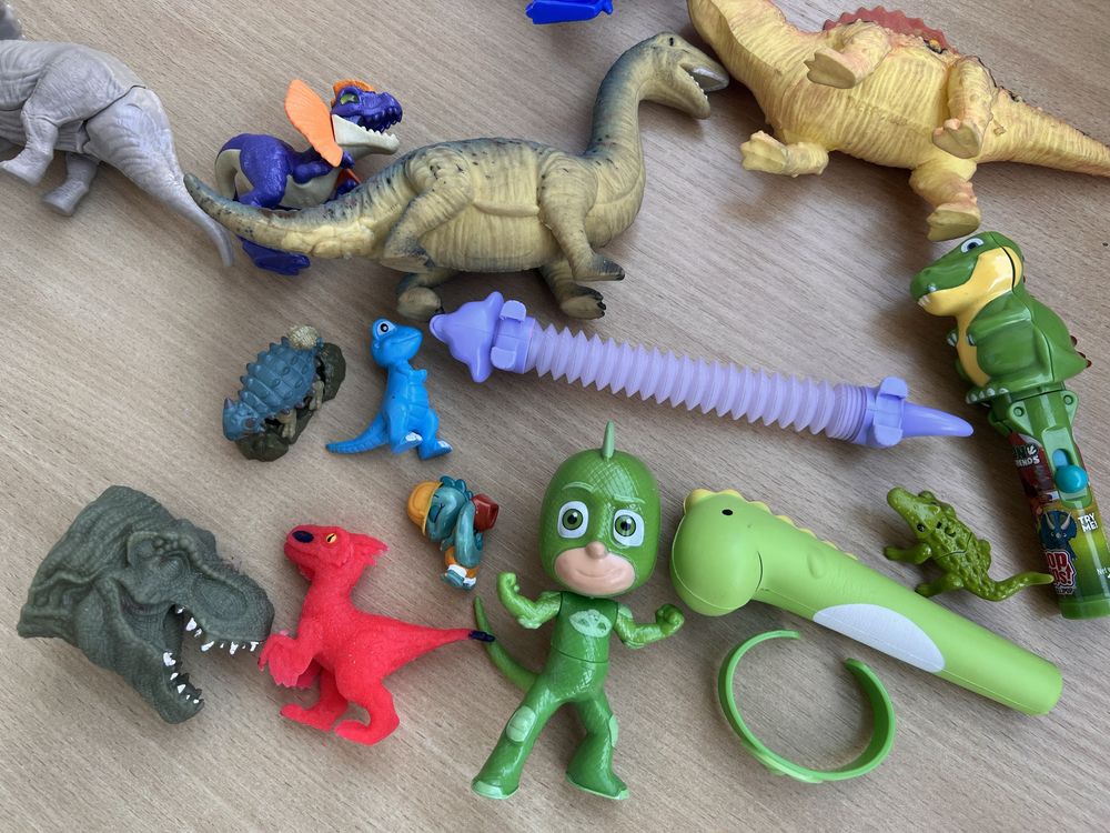 zestaw zabawek z dinozaurami