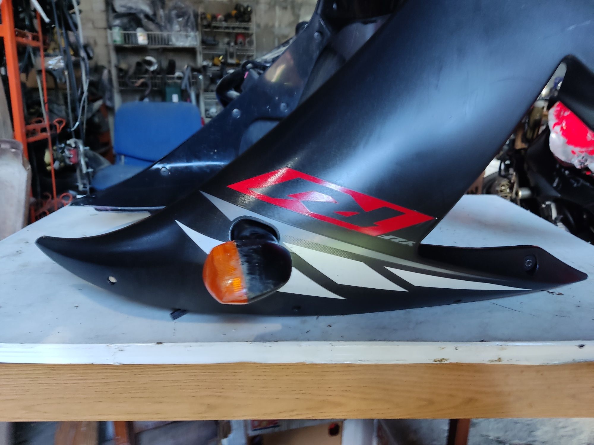 Yamaha R1 rn09 bok owiewka łącznik komplet