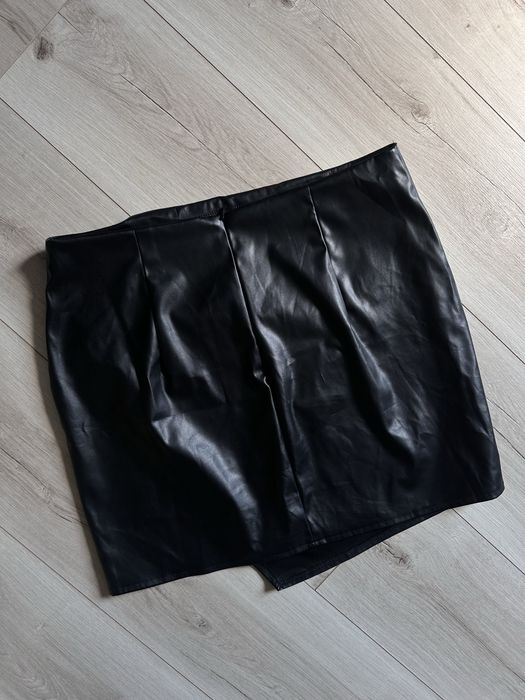 Сексуальная юбка из искусственной кожи асимметричными складками shein