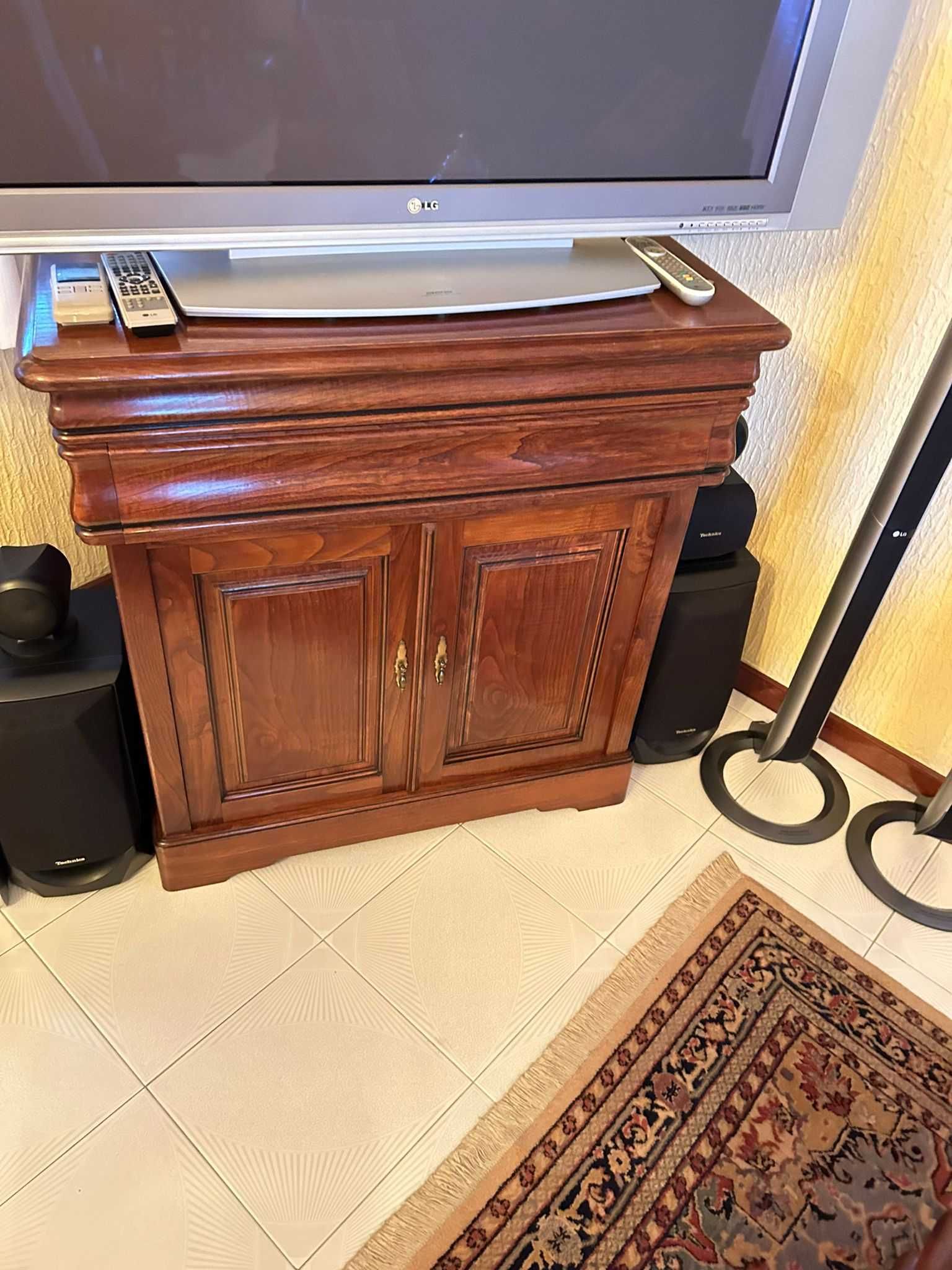 Conjunto de Móveis de Sala em Madeira Maciça – Estilo Clássico