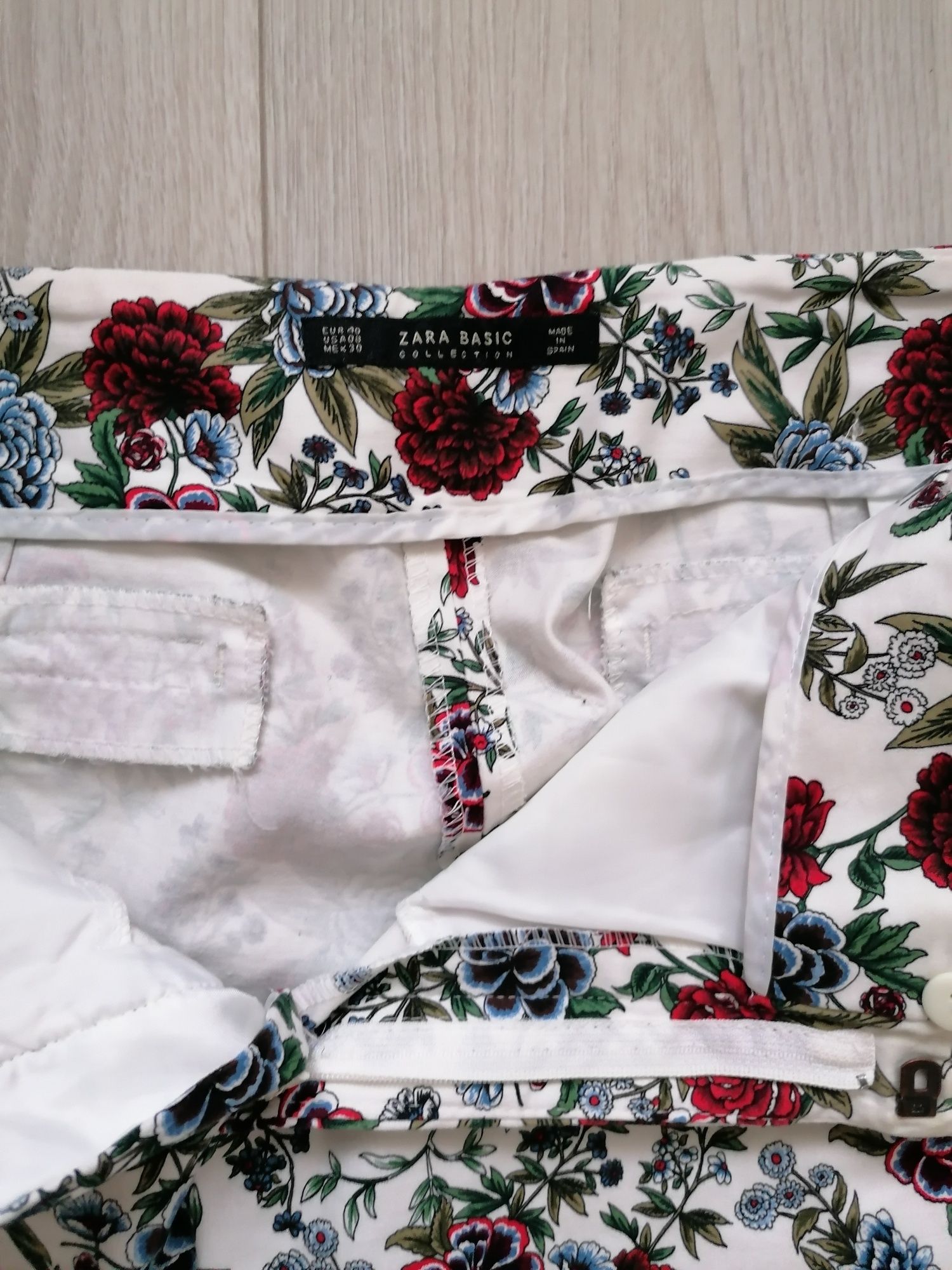 Spodnie w kwiaty Zara