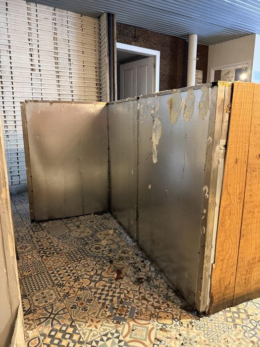 Balcao em inox em L com 3 golas para lixo e pedras de marmore