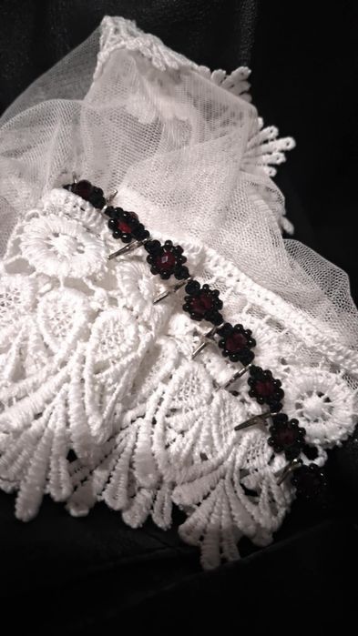 Bransoletka pleciona z kwiatkami i kolcami