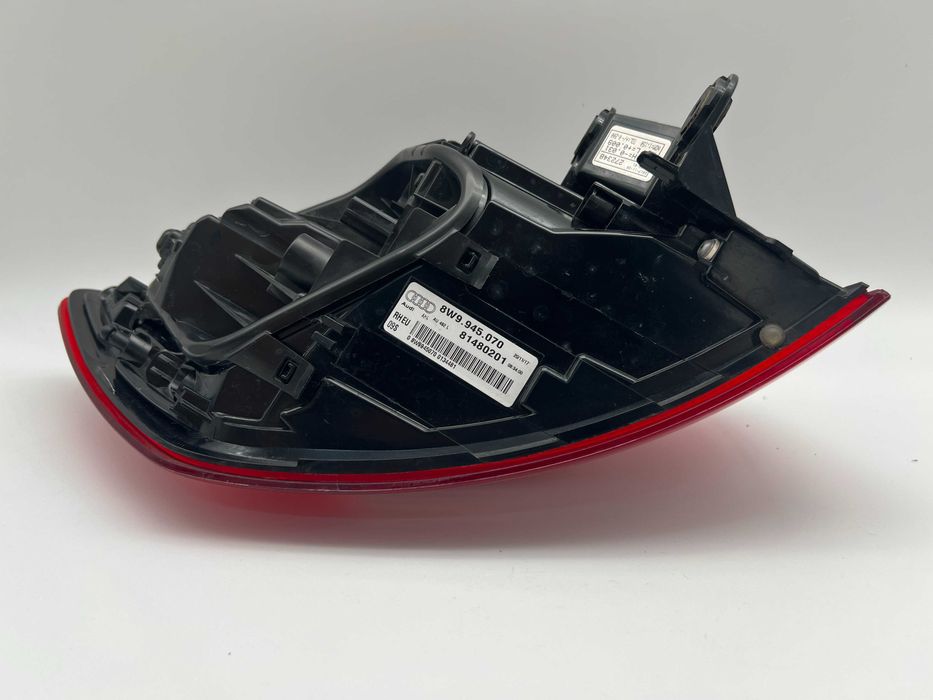 Audi A4 B9 Prawa Błotnik Lampa