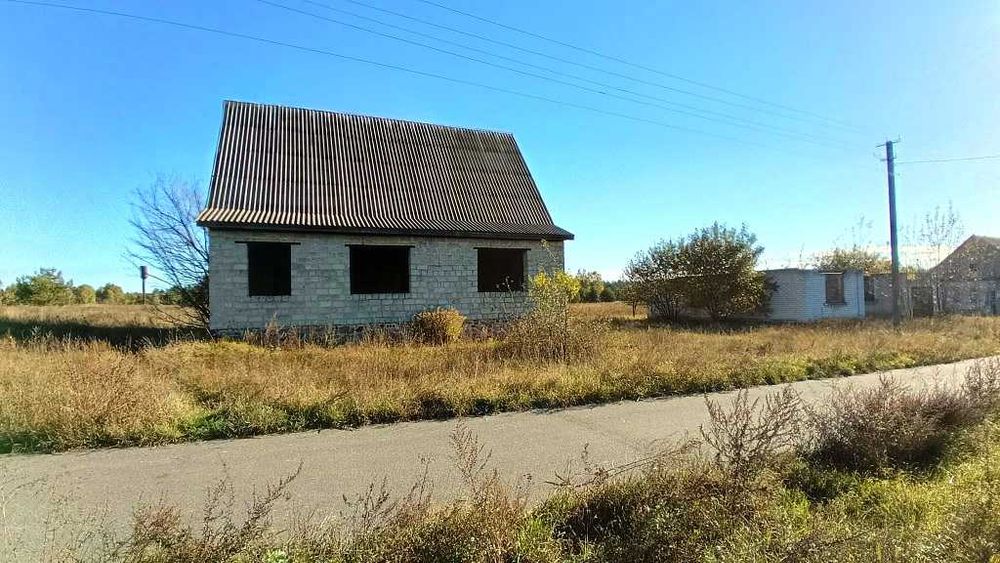 Продам коробку та 16сот.землі в с.Зурівка.Тихе місце.Від Києва 47км.