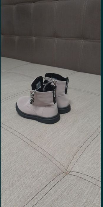 Продам  ботинки на девочку 23р