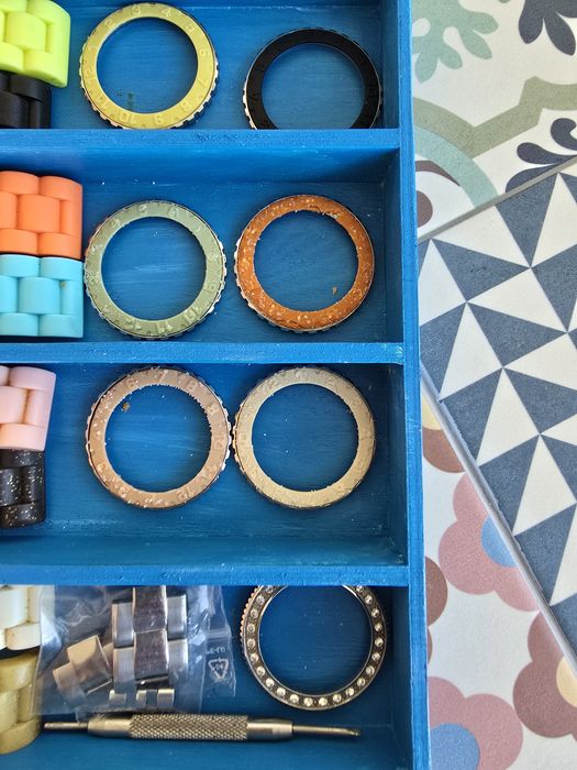 Relógio com várias braceletes