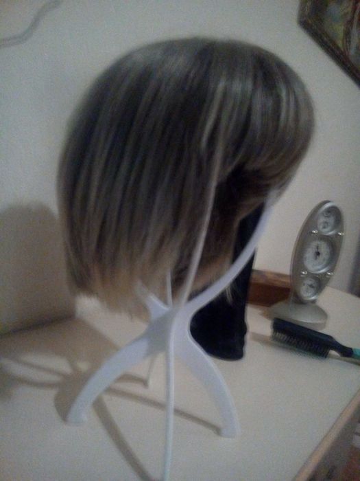 Продам  красивый парик с подставкою