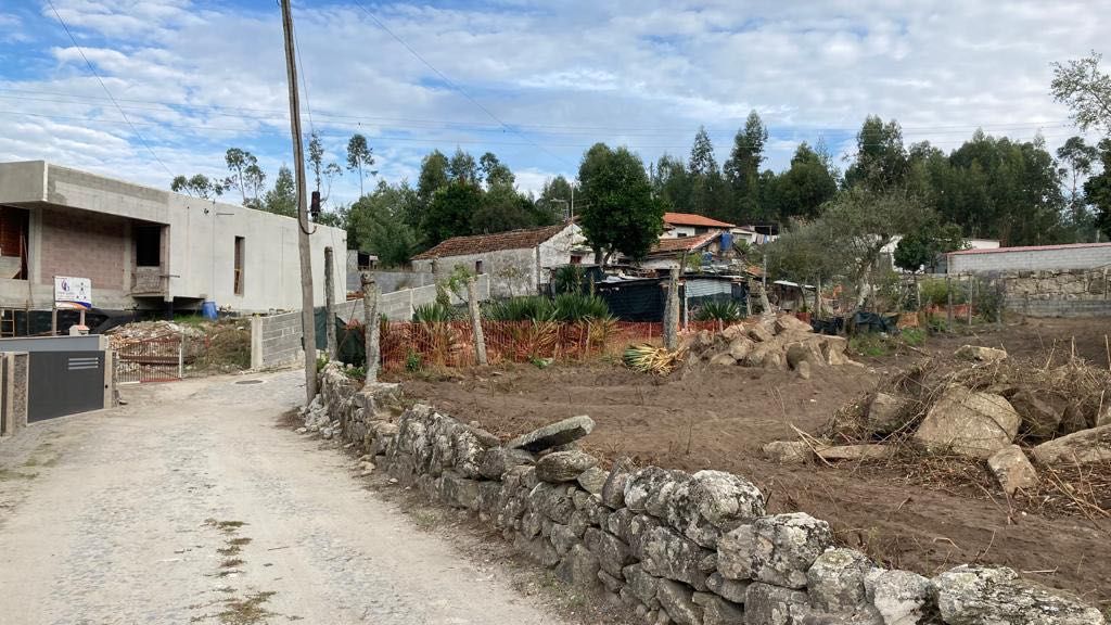 Conjunto de 2 moradias e terreno em zona construção Cabeça Santa