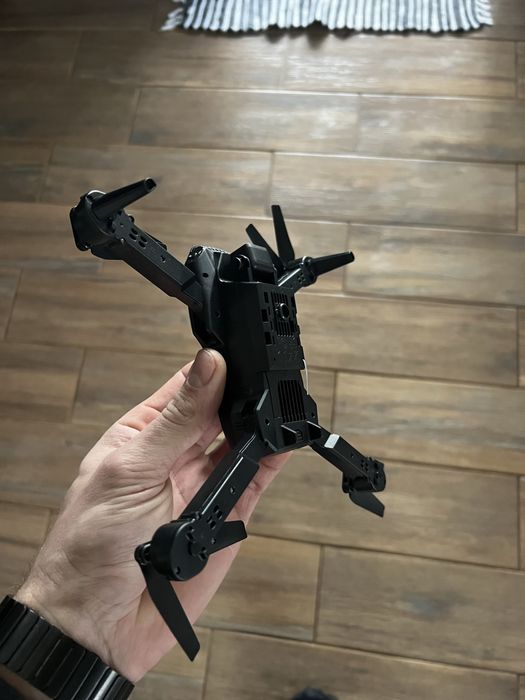 Дрон, коптер з камерою. Квадроклптер