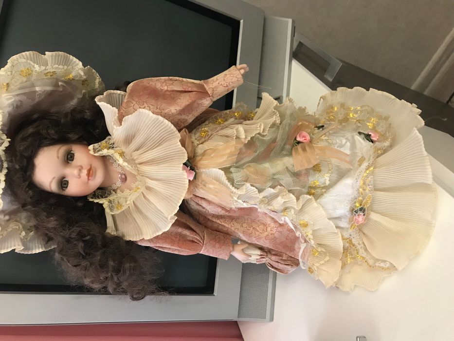 Фарфоровая кукла