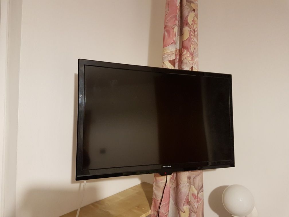 Telewizor LCD Salora 28 cali + wieszak na ścianę