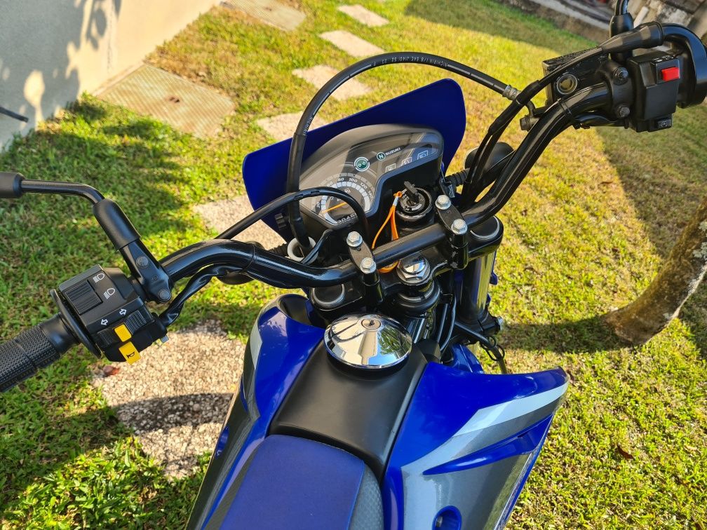 Vendo Suzuki DR 125SM original com oferta escape rendimento completo.