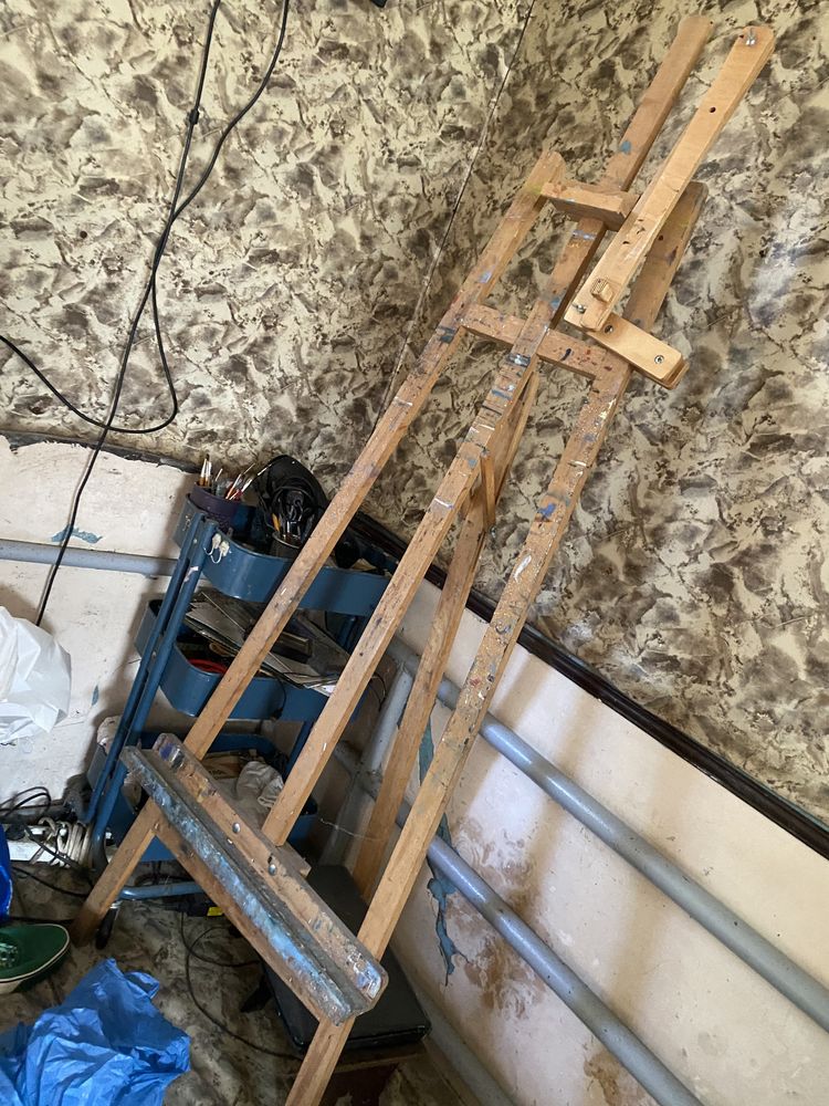 Мольберт и тележка