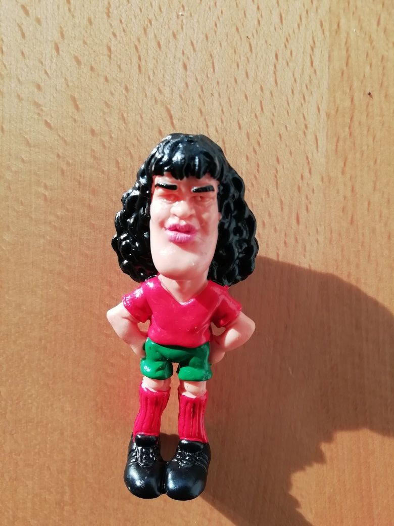 Figuras de antigos jogadores de futebol.