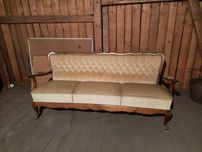 Stylowa sofa vintage z lat 50/60 – klasyka w stylu Ludwik XV
