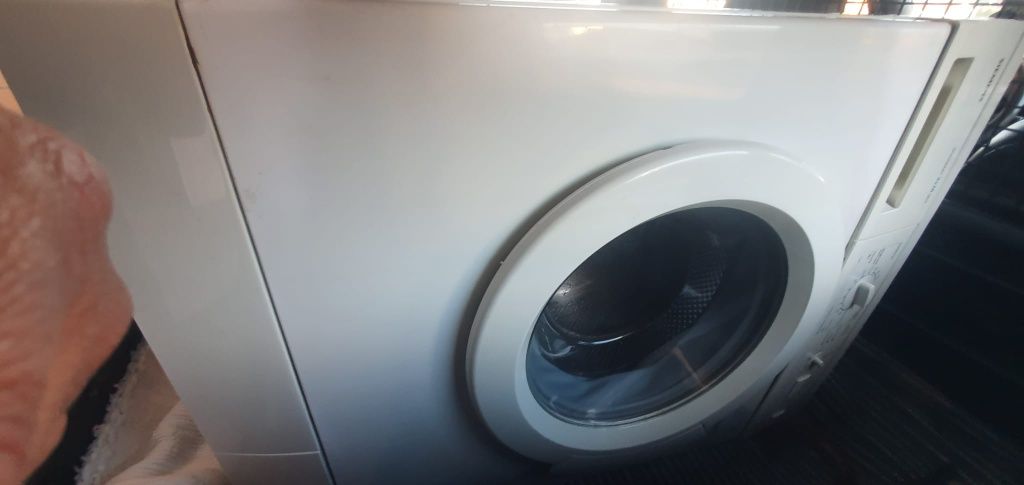 Máquina de lavar roupa Siemens a funcionar