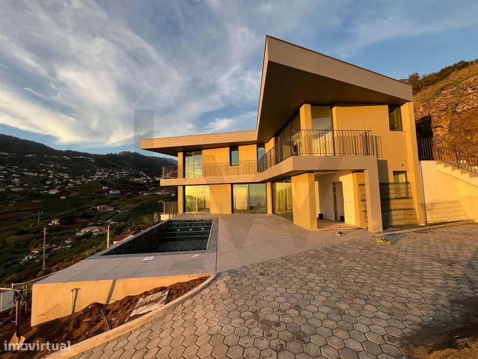 Excecional Moradia de Dois Pisos com Vistas Panorâmicas para o Mar  –