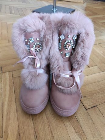Piękne zimowe buty z ozdobnymi kryształkami