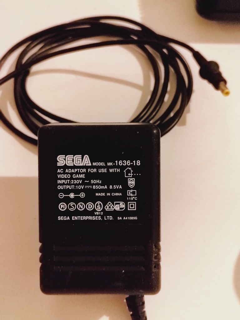 Mega Drive II com 2 comandos