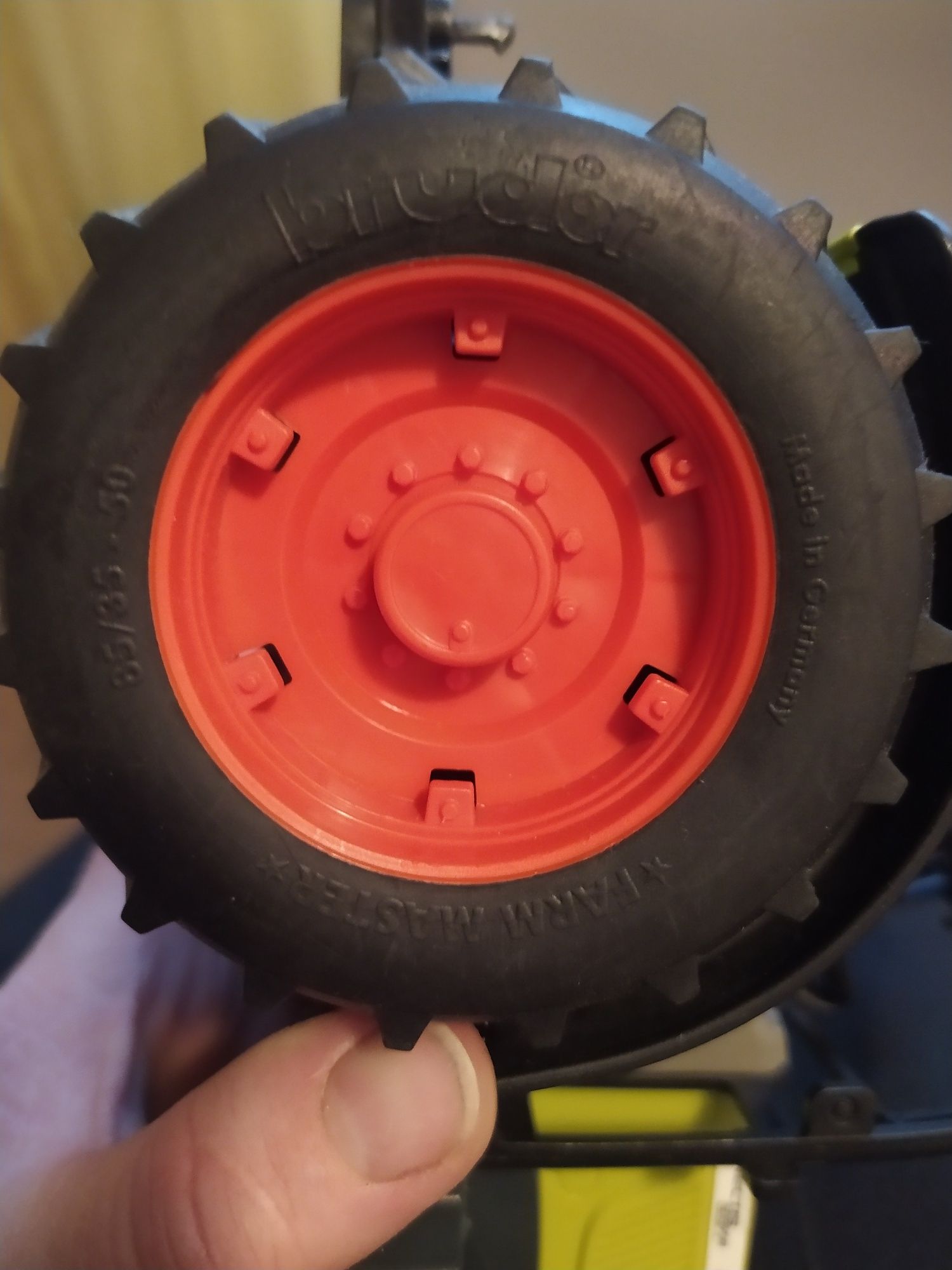 Traktor Class Nectis 267F Bruder