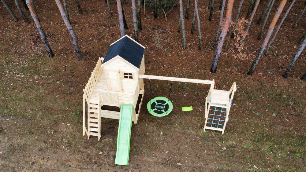 Plac zabaw. Domek drewniany. Domek dla dzieci