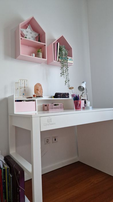 Secretária + cadeira e decoração de parede