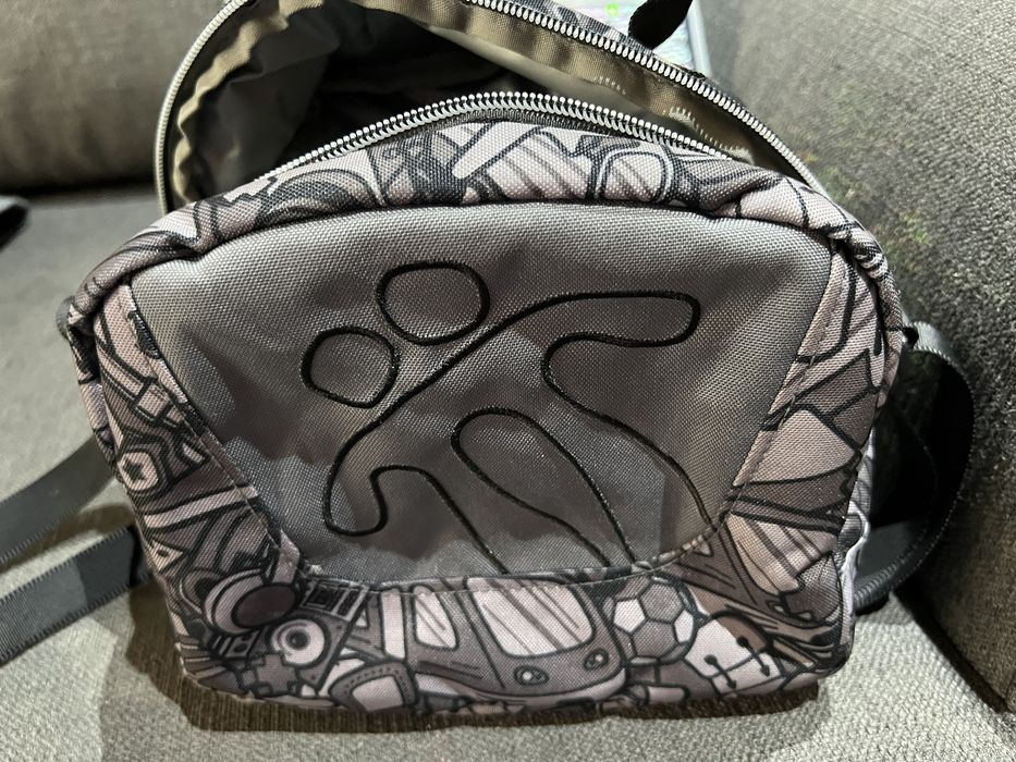 Lancheira nova totto cinza com preto.