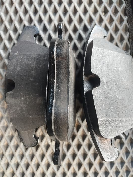 Продам гальмівні колодки  передні