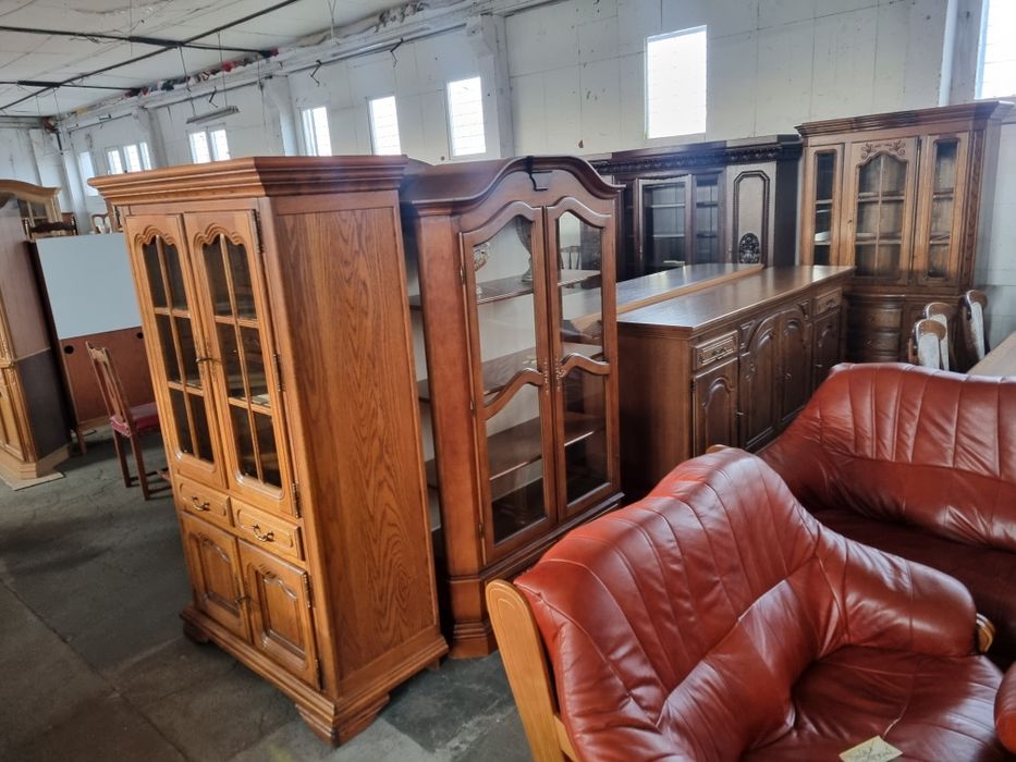 drewniana witryna biblioteka