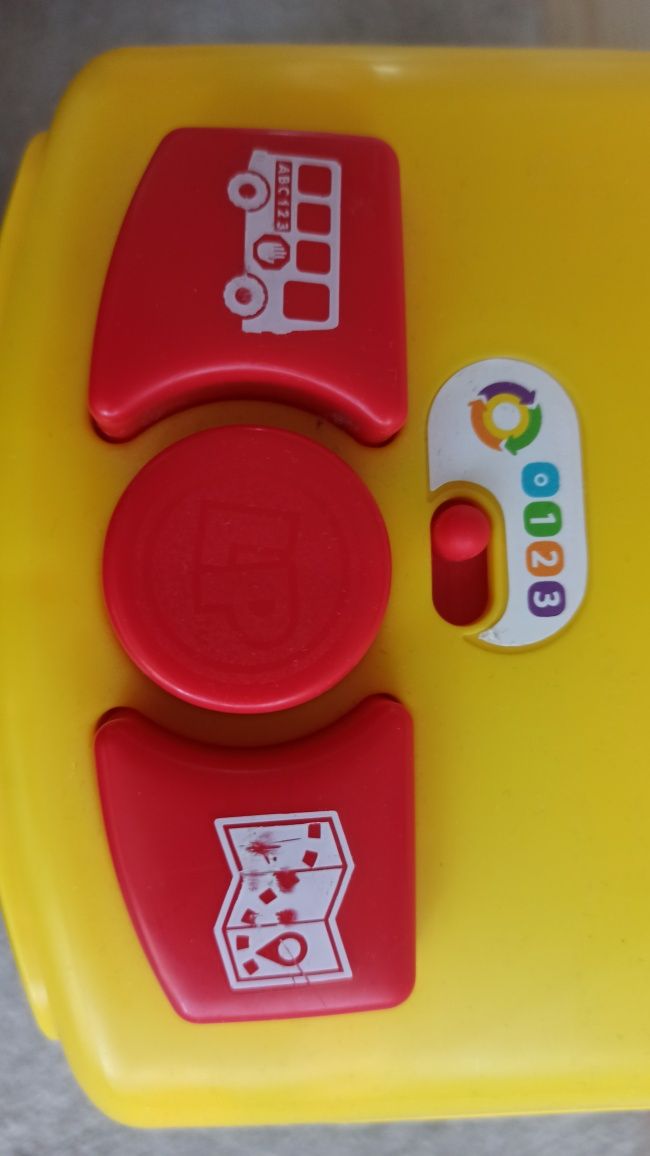 Grający autobus Fisher price.