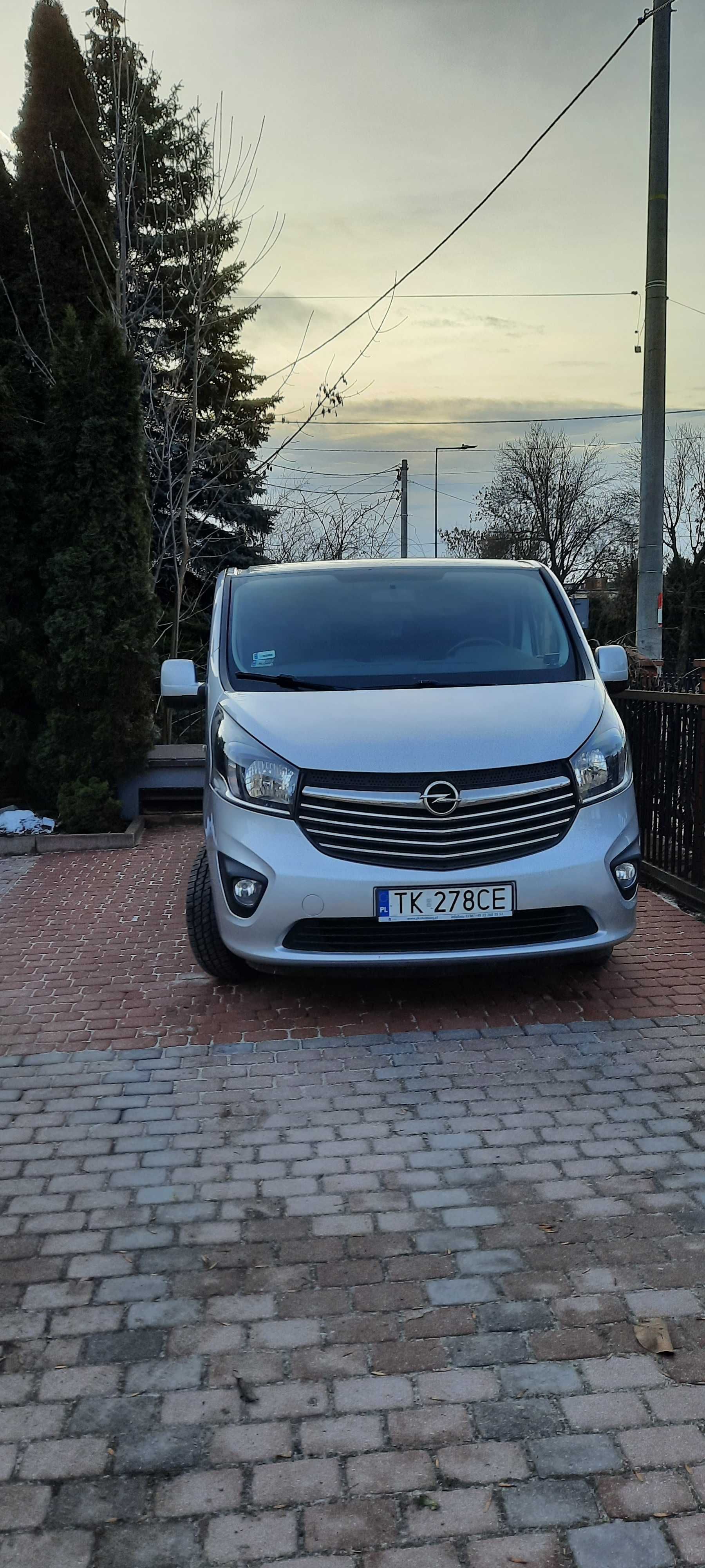 Wynajem bus Opel Vivaro Long 9 osobowy