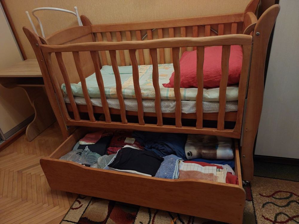 Дитяче ліжко з еко деревини, покрито масловоском без лаку.