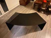 Mesa secretária em vidro preto
