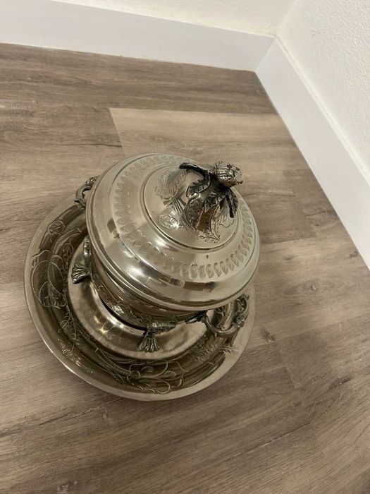 Centro de Mesa Antigo em Metal – Peça Decorativa Clássica