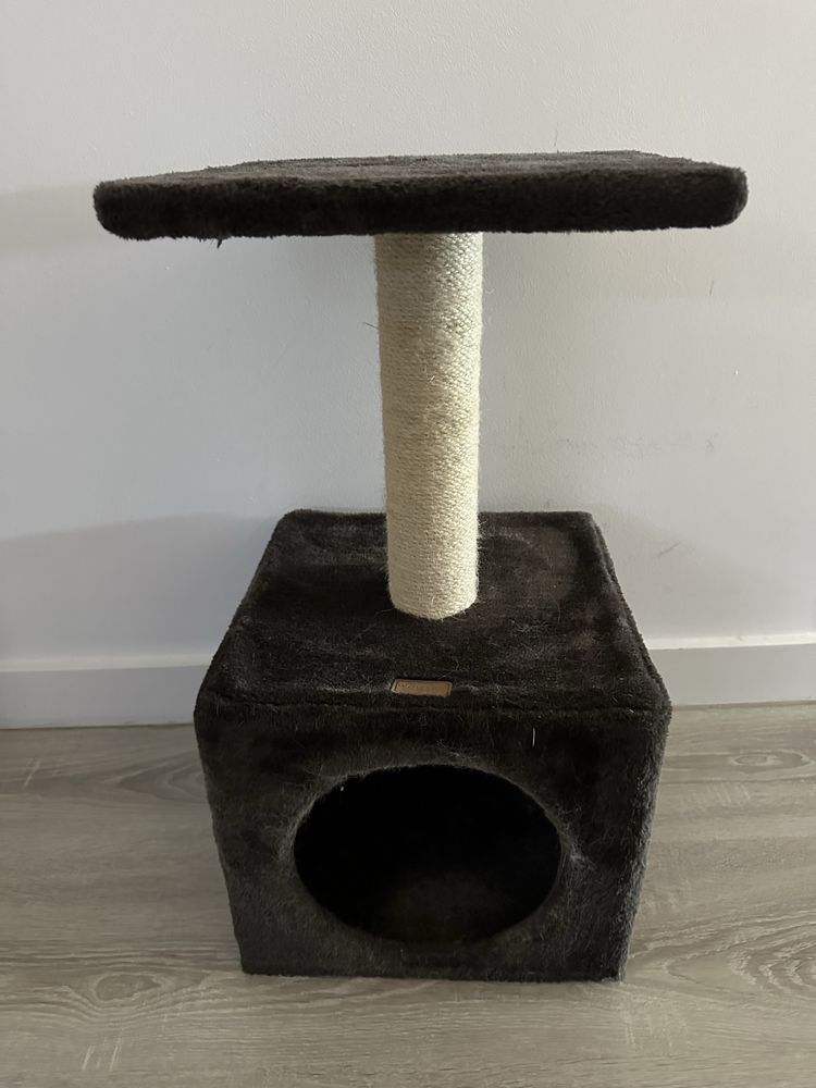 Arranhador com abrigo gato