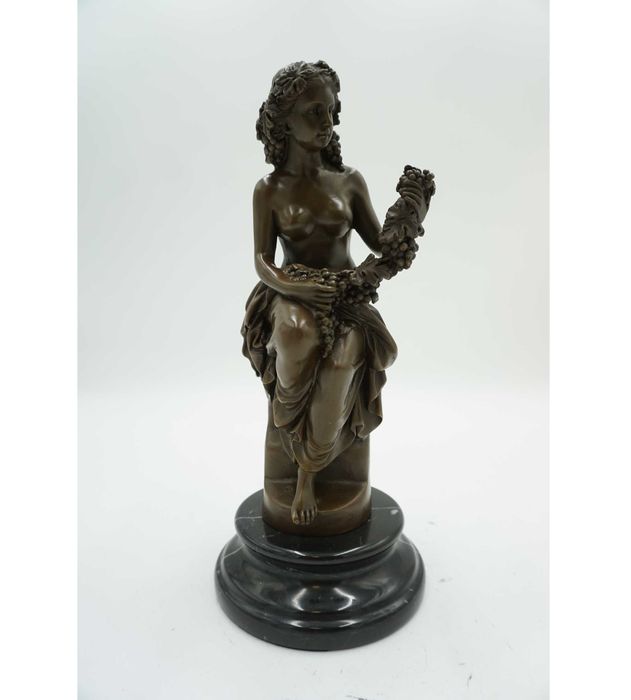 FIGURA z brązu kobieta z winogronem