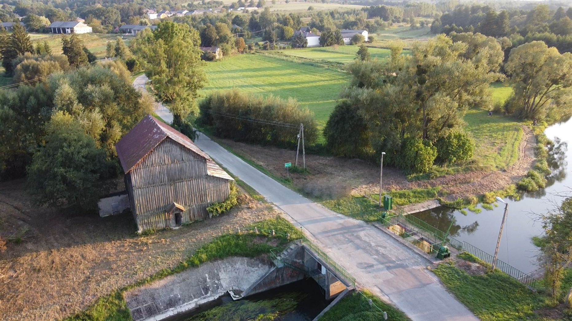 Młyn ze starodrzewia bezpośrednio przy rzece